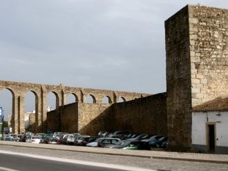 Сам акведук и его стены подверглись силь