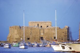 Крепость расположилась в  гавани Като Па