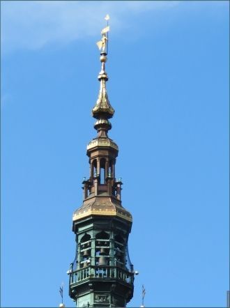 Башню высотой 80 метров увенчивает купол