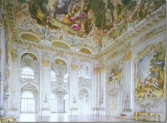 Внутри дворца в первую очередь представл