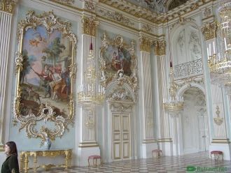 С замком Блютенбург дворец объединяет по