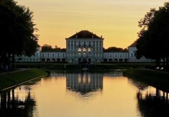 К дворцу принадлежит и Марсталь, в котор