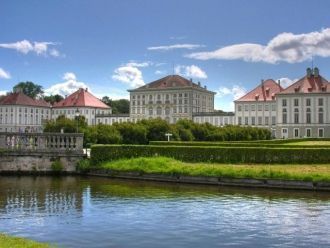 Изначально дворец был построен в стиле б