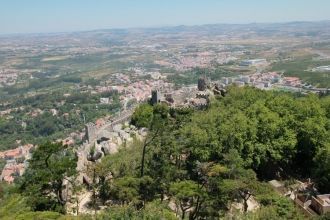 Замок разделён стенами на две части, общ