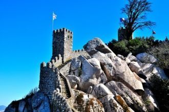 Стены замка хорошо сохранилась, замок ак