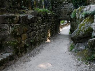 Первый рубеж обороны — небольшие ворота 