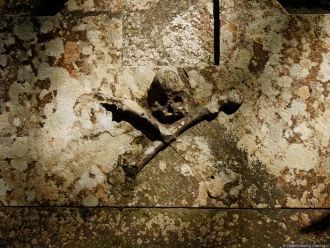 На старых стенах прячутся зловещие симво