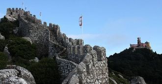 Замок мавров (порт. Castelo dos Mouros) 