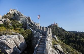 По флагам, развевающимся на башнях внешн