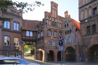 Теперь ворота являют собой великолепный 