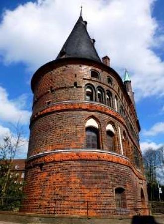 Построены в стиле готика.