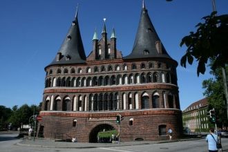 Ворота Хольстентор - уцелевшая центральн