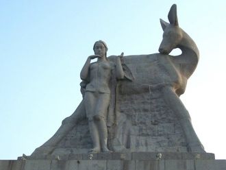 Скульптура с девушкой и оленем, который 