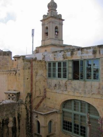 В роскошно обставленных залах, дающих пр