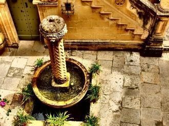 Фонтан во дворе Нормандского дома.