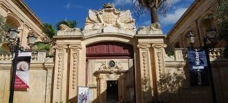 Главный вход на территорию Нормандского 