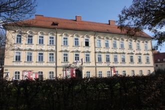 Для отделки его фасада и внутреннего инт