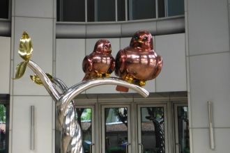 Скульптура птичек у входа в Дискавери Це