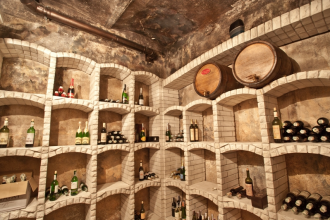 Винный погреб располагается на цокольном