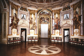 Центральная ротонда эффектно освещена че