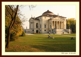 Широкие наружные лестницы ведут в бельэт