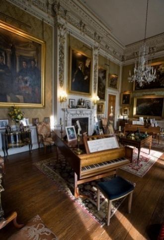 Прогуливаясь по комнатам этого великолеп