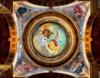 Со стороны зала купол поддерживают четыр