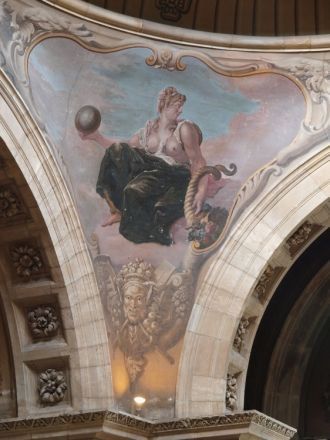 Большой зал, который находится под купол