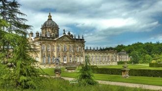 Особняк окружен огромным поместьем, кото