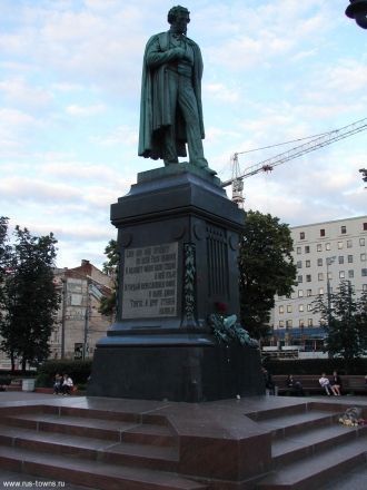 Фигура Пушкина стоит на высоком постамен