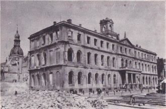 В июле 1941 года здание ратуши было разр