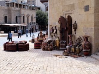 За башней тянется улица торговцев сувени