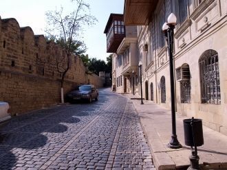 Старый город окружен крепостной стеной с