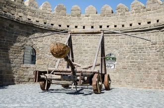 Макет древнего оборонительного орудия Ст