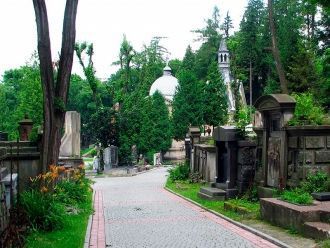 Лычаковское кладбище полно всевозможных 