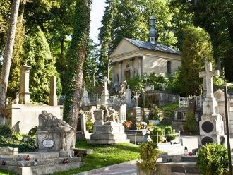 Многие захоронения были сделаны во второ