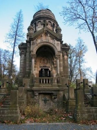 Один из склепов Лычаковского кладбища.