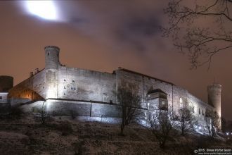 Замок Тоомпеа в вечерней подсветке.