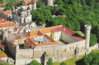 Замок Тоомпеа с высоты птичьего полета.