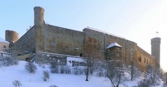 Замок Тоомпеа зимой в снегу.