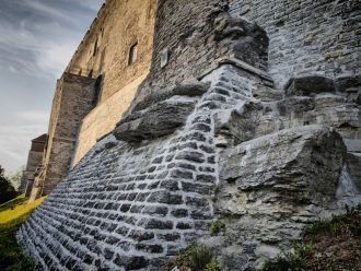 Стена замка Тоомпеа в Таллинне.