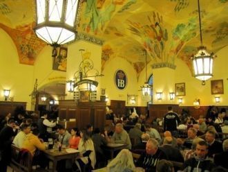 В большом зале Хофбройхауса на первом эт