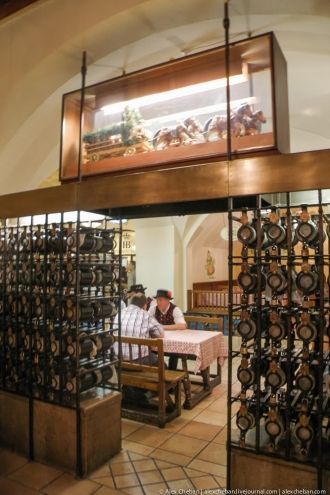 Именные кружки на замках.