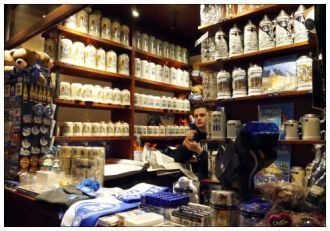 В сувенирной лавке богатый выбор безделу