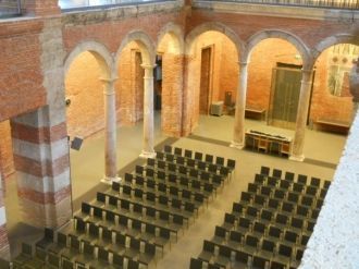 Придворный храм Всех Святых, расположенн