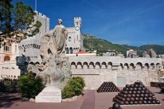 Музей находится с южной стороны Дворца М