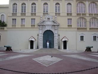 Площадь перед музеем