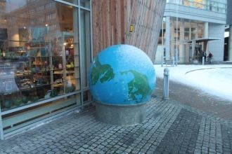 Глобус перед входом в музей