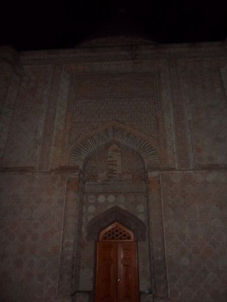 Главный вход в мавзолей Айша-Биби.