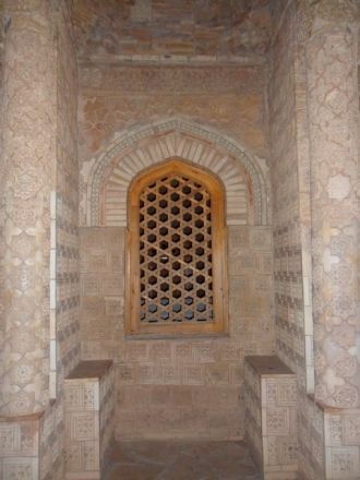 Северное окно в мавзолей Айша-Биби.